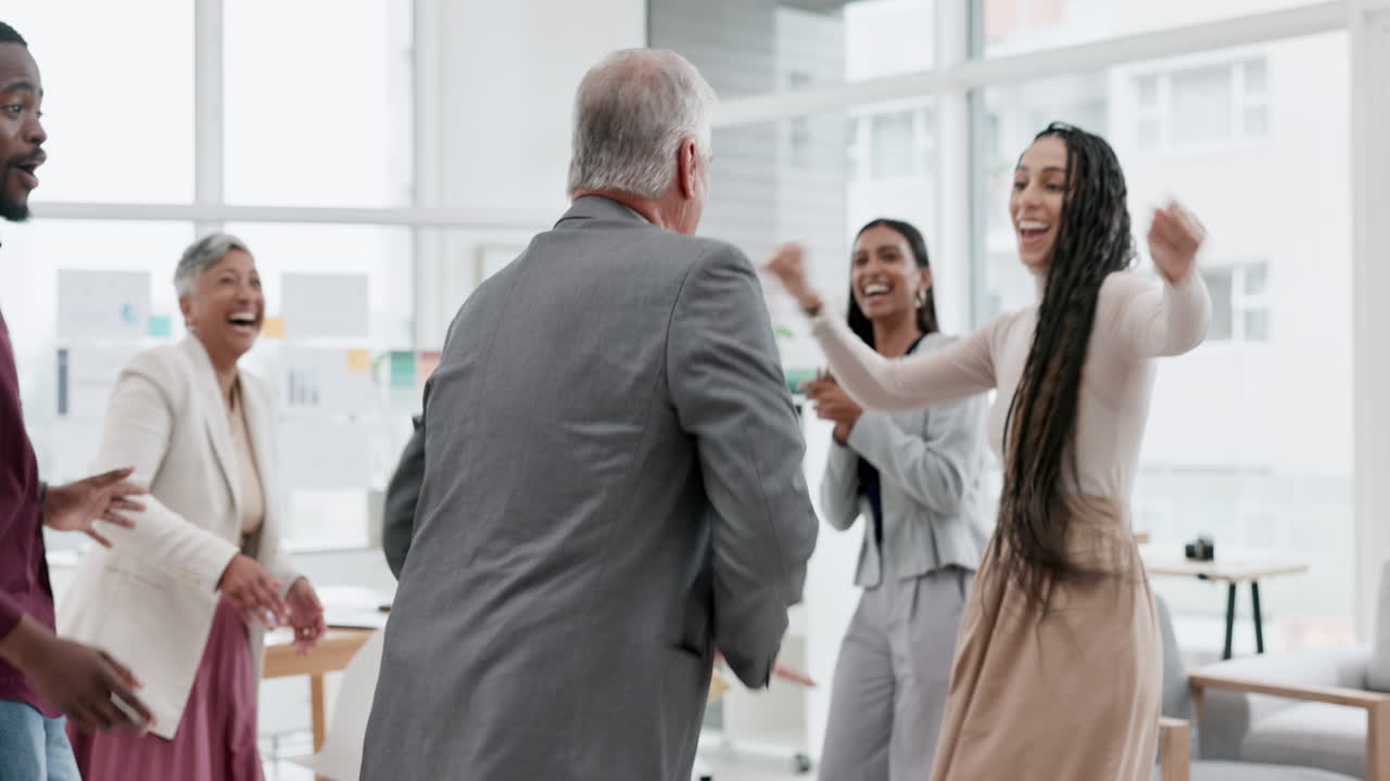 fiesta, oficina y celebración de baile con los mayores