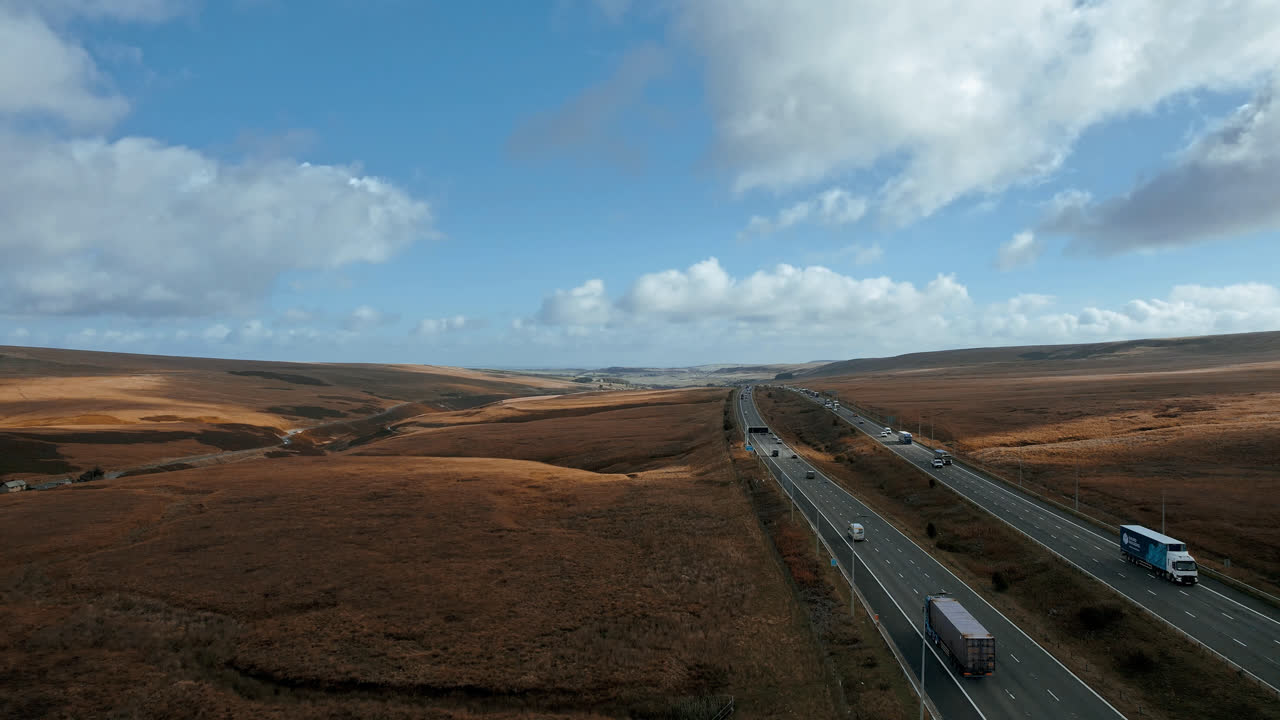 imágenes aéreas cinematográficas de la autopista m62, saddleworth, windy hill, reino unido