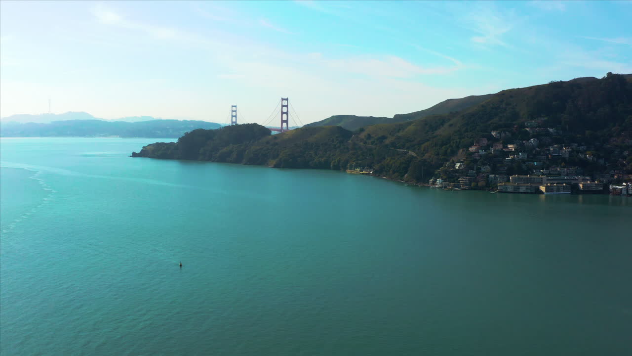 샌프란시스코 베이 지역 캘리포니아 미국의 아름다운 소살리토 도시에 항공 영상 도킹 보트