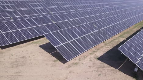 vista aérea de baja rotación: granja de energía solar, muchas filas de paneles solares