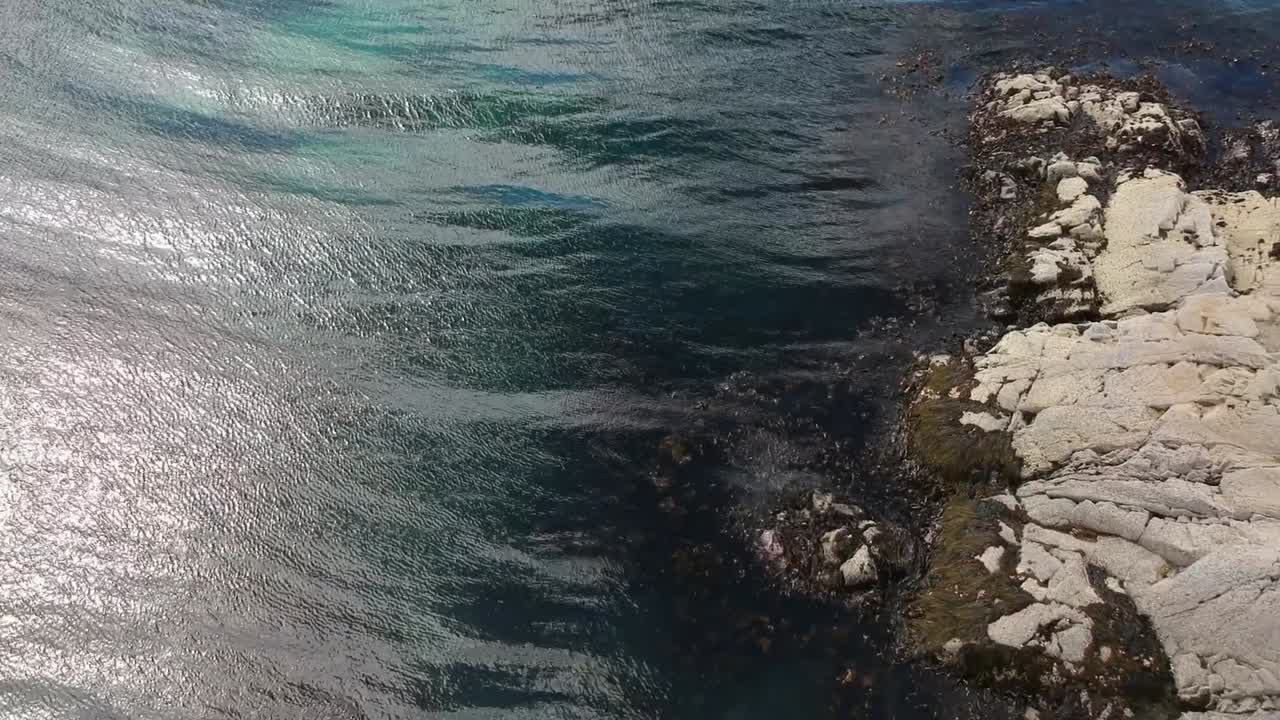 de arriba hacia abajo revelan droneshot de playa rocosa