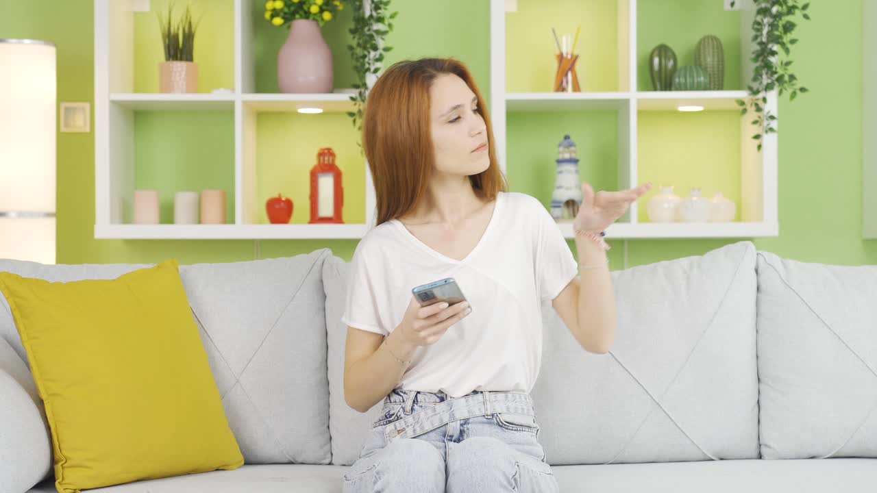 춤을 추는 동안 전화를 사용하는 유쾌한 젊은 여성.