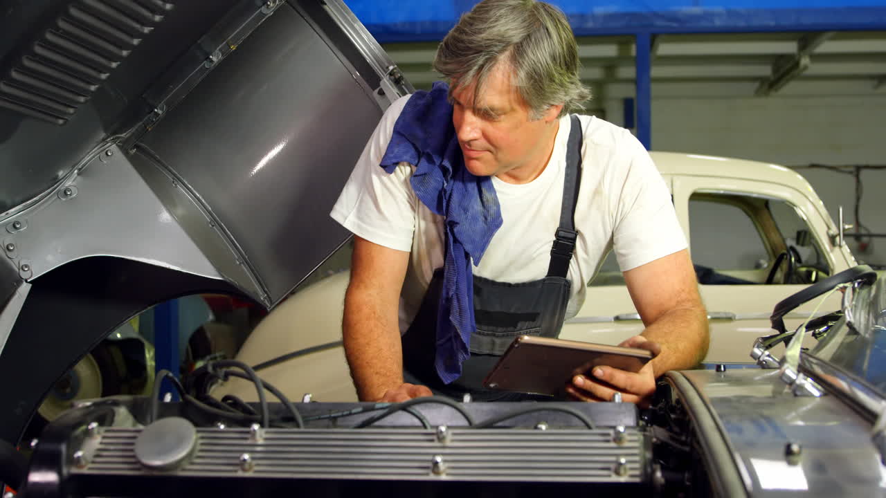 디지털 태블릿 4k를 사용하는 남성 메카닉