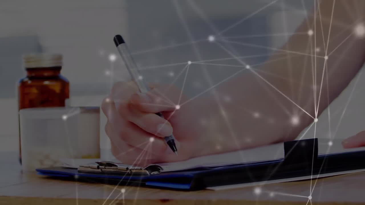 animación de la red de conexiones sobre las manos de una doctora caucásica tomando notas
