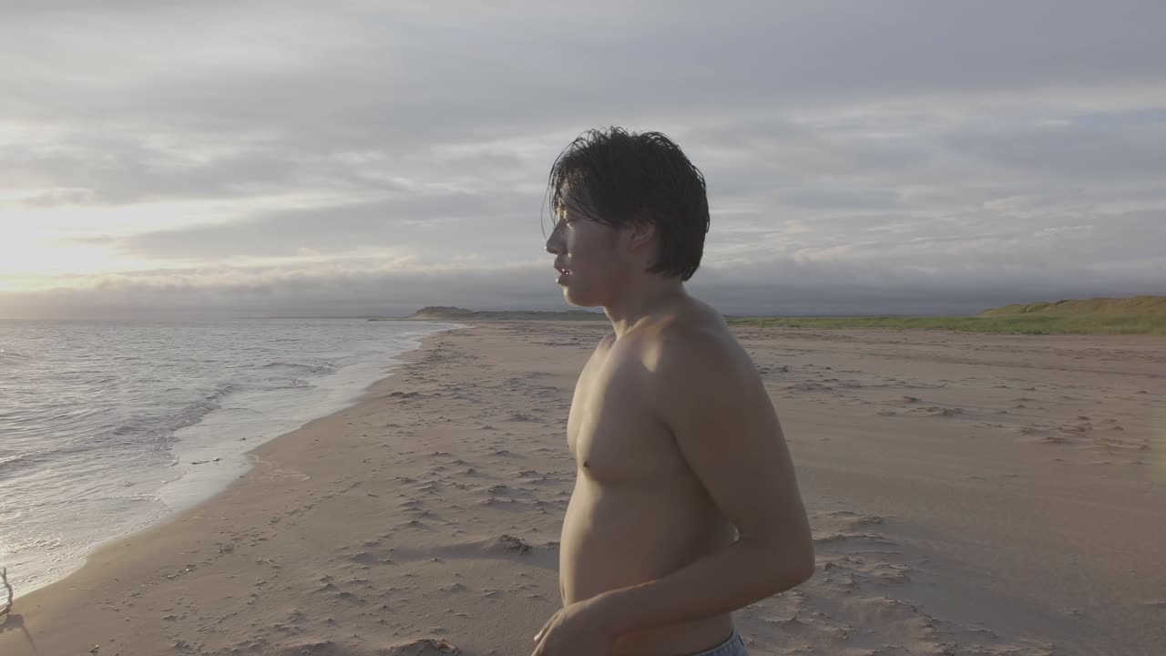 거리를 바라보며 해변에 있는 댄서