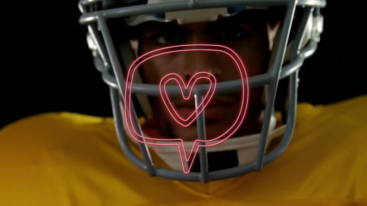 Giocatore di football americano con maglia gialla e animazione di una nuvoletta a forma di cuore.