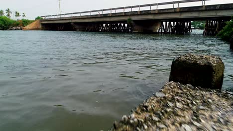 4K-Drohnenaufnahmen-Einer-Pipeline-In-Einem-Fluss