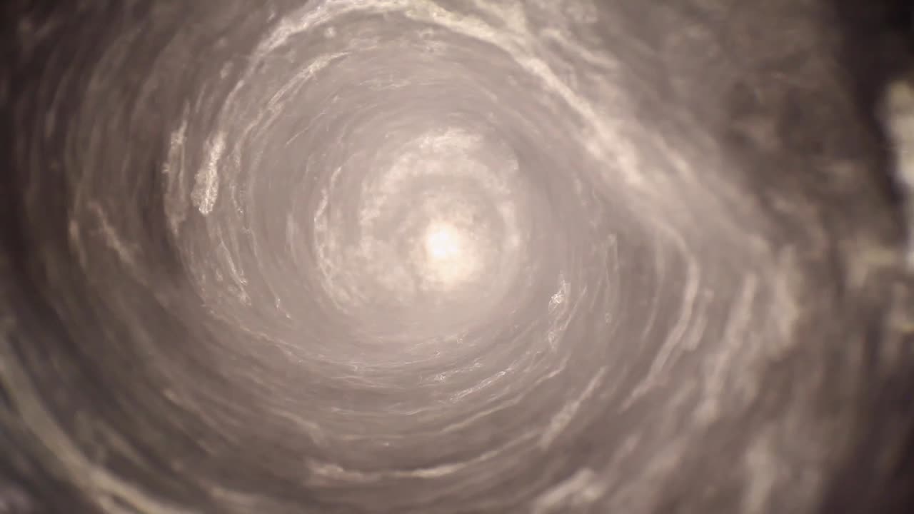 물로 채워진 블렌더에 잠기고, 작은 파편이 위에서 순환하고, 모터가 작동하고 물이 소용돌이치며 광각 프로브 렌즈를 사용하여 독특한 관점을 얻습니다.