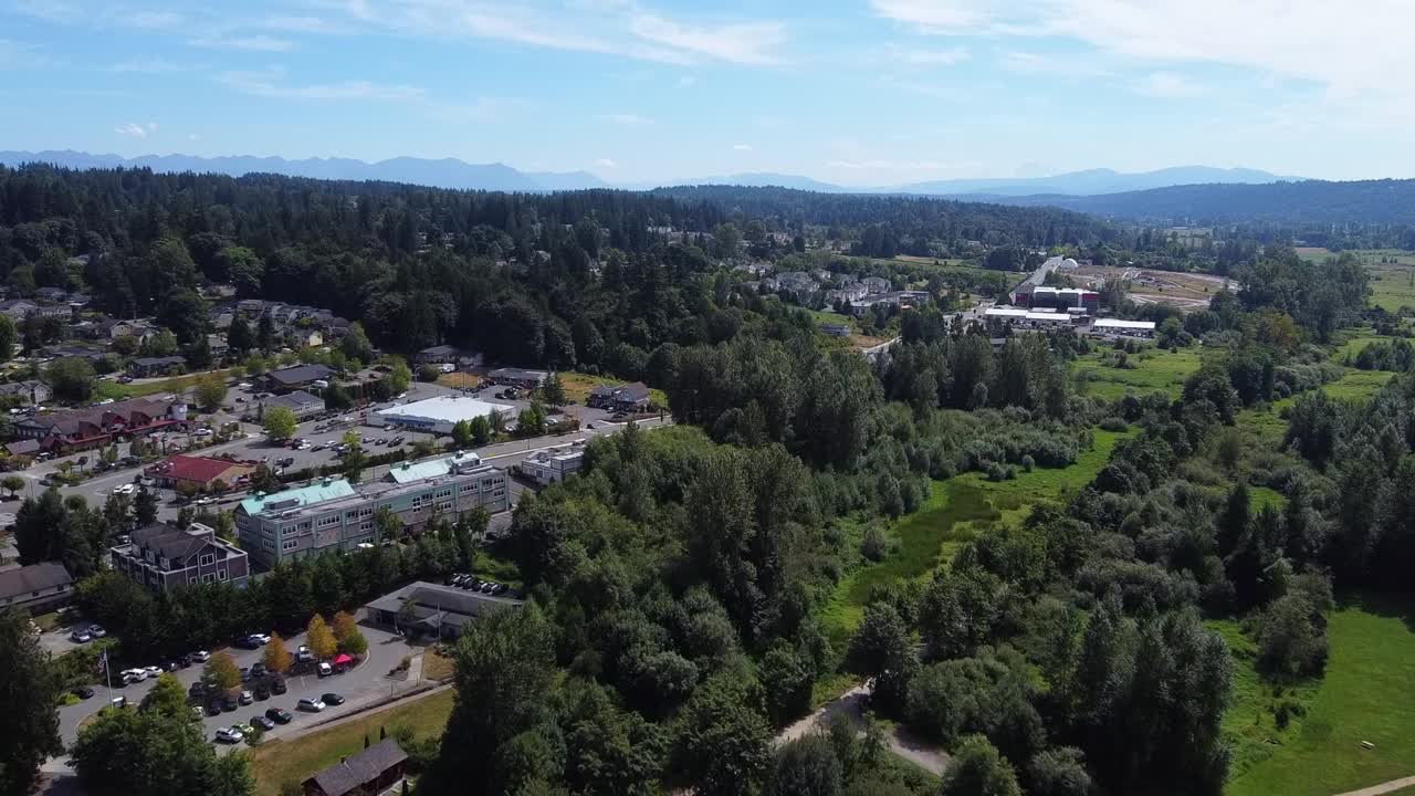 vista aérea de duvall, wa en el valle de snoqualmie con las montañas cascadas en el fondo