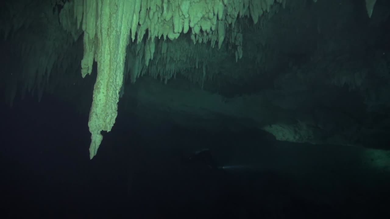cave diver explora la pared trasera de la caverna mexicana