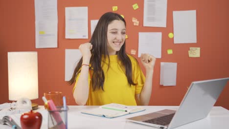 la niña experimenta alegría y se vuelve feliz.