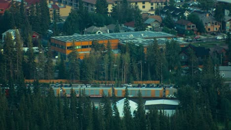tren pacífico canadiense que pasa por la ciudad de banff