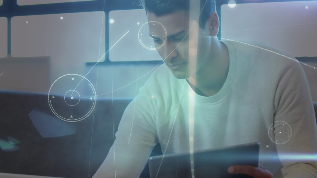 animación de redes de conexiones a través de empresario caucásico usando computadora portátil y tableta