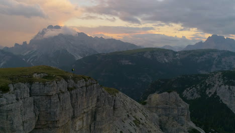 Vista-Aérea-De-Un-Excursionista-Que-Disfruta-De-Un-Paisaje-Magnífico-En-Los-Dolomitas-Del-Sur-Del-Tirol-Tre-Cime-Paisaje-De-La-Cordillera-Extrema