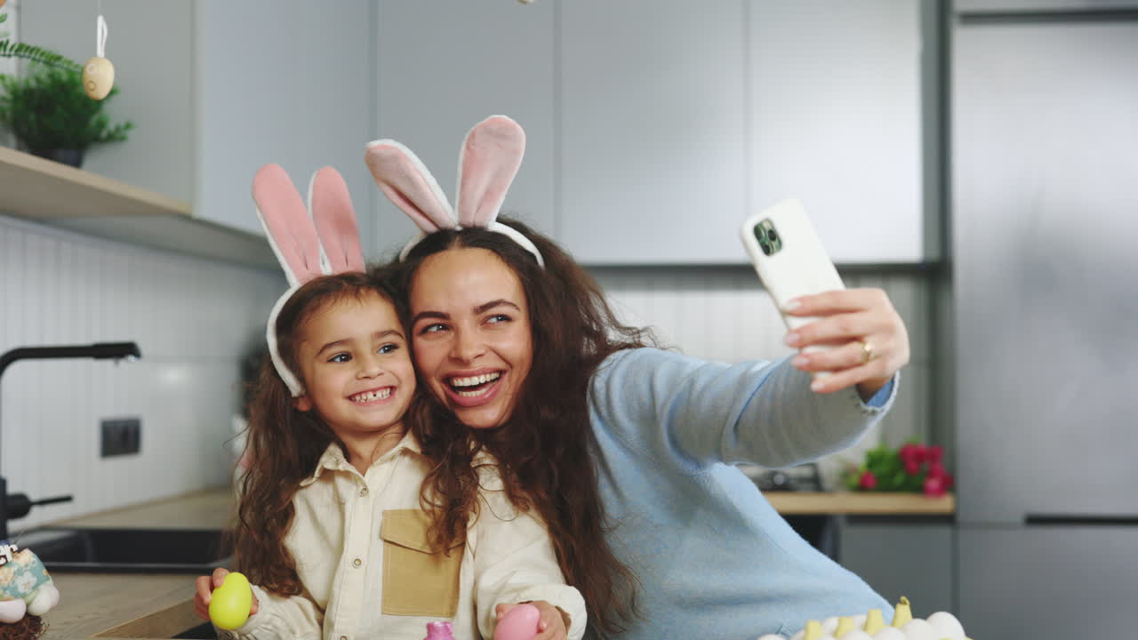 Mãe e Filha Felizes Tirando uma Selfie na Páscoa