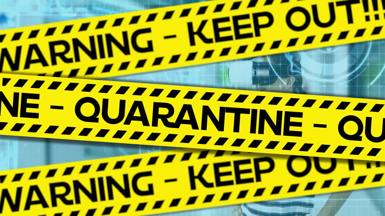 animación del texto de advertencia de cuarentena y procesamiento de datos sobre la mujer que usa auriculares vr