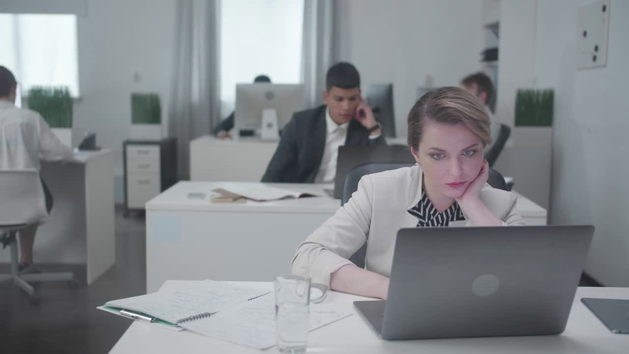 노트북을 가진 사무실에 있는 여자