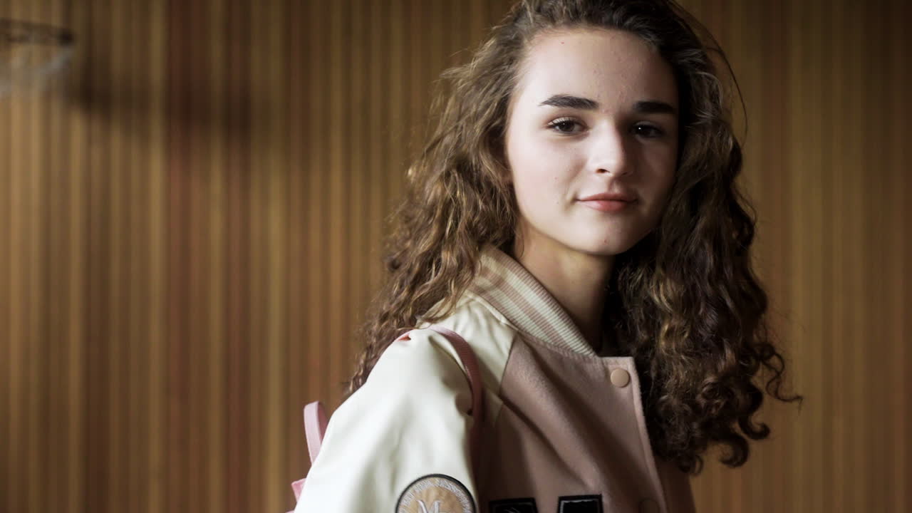 adolescente en el gimnasio de la escuela