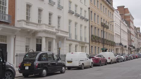 Los-Coches-Aparcados-Fuera-De-Los-Edificios-De-Oficinas-En-Grosvenor-Street-Mayfair-De-Londres