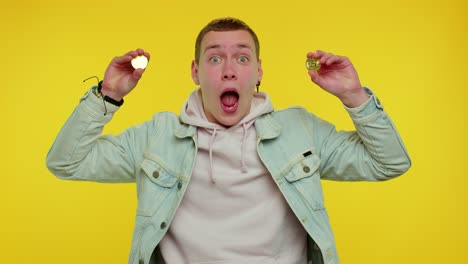 hombre adolescente mostrando bitcoins dorados, carrera, inversión en criptomonedas, minería, tecnología futura
