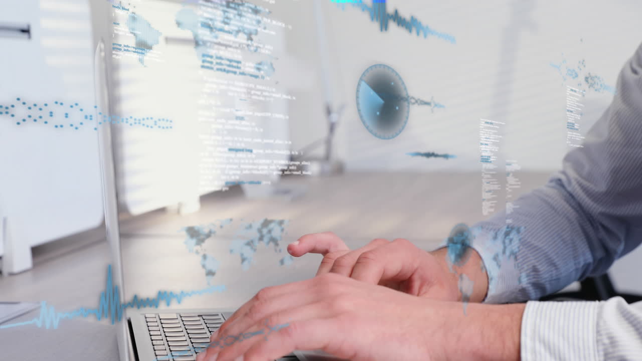 animación de radares, mapas, ondas sonoras y lenguaje informático sobre hombre caucásico trabajando en una computadora portátil