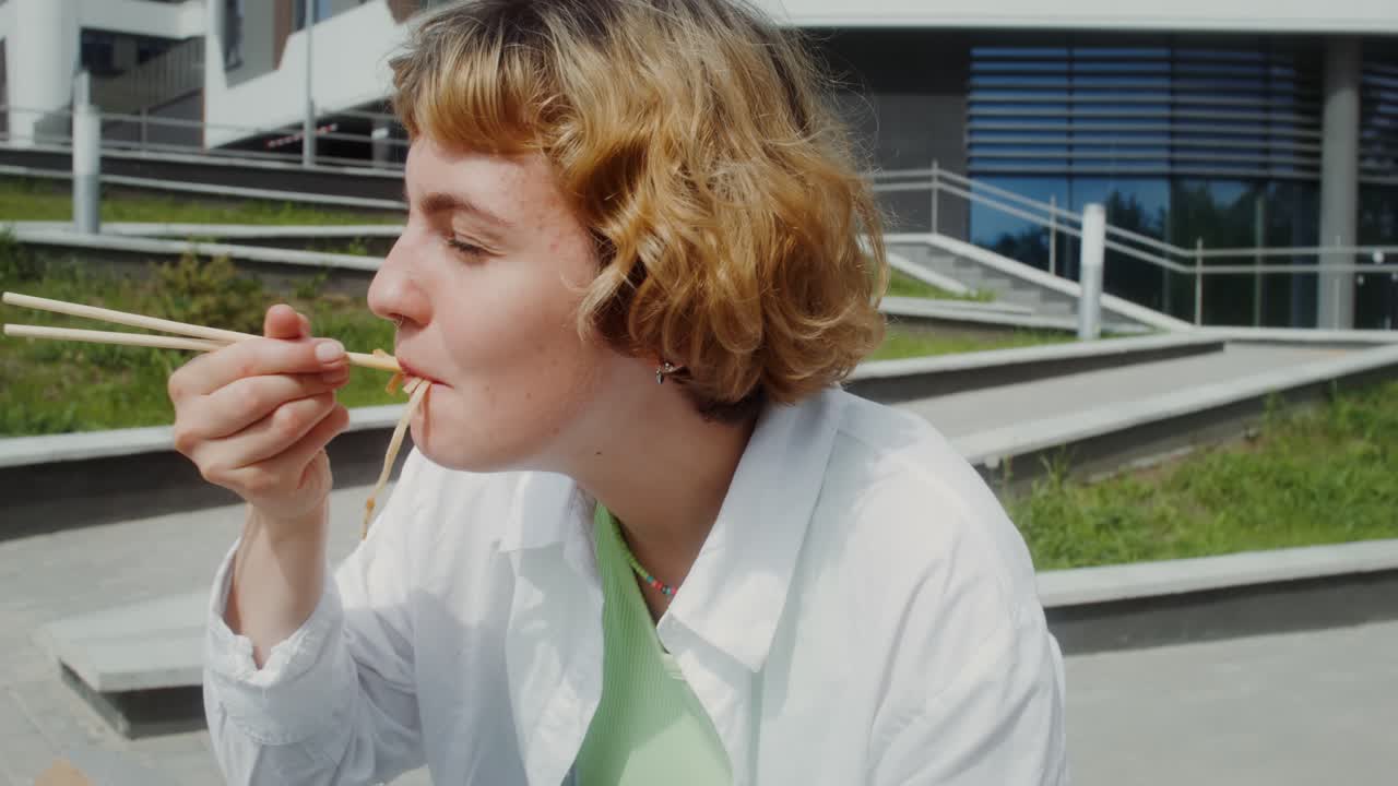 야외에서 을 먹는 여자