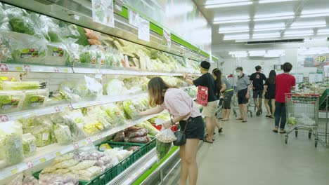 사람들은 방콕에서 발생한 covid-19 발병 문제를 해결하기 위해 방콕 폐쇄 후 슈퍼마켓에서 식료품을 쇼핑하고 있습니다.
