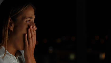 mujer de negocios que trabaja de noche