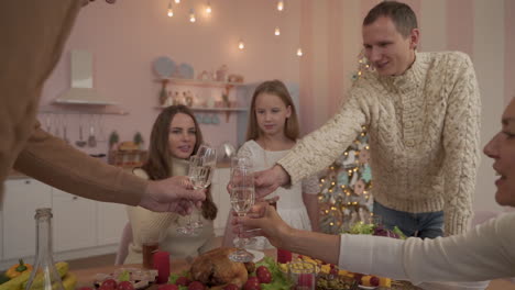 Glückliche-Familie,-Die-Zusammen-Anstößt-Und-Weihnachtsessen-Feiert