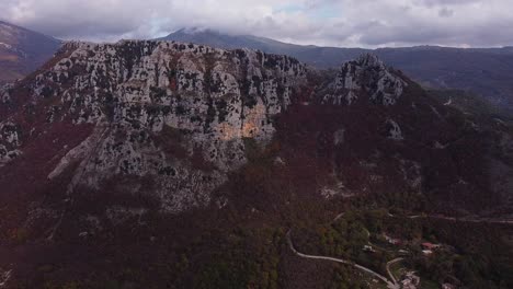 vista panorámica aérea de un paisaje fabuloso con un macizo de pietroroja en su vegetación roja
