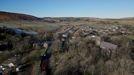 imágenes aéreas de drones del pueblo de denshaw, un pueblo rural típico en el corazón de los peninos