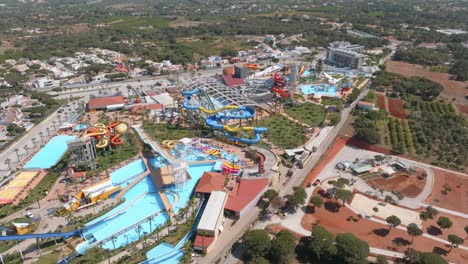 grandes piscinas de olas y toboganes que se enrollan alrededor de un parque acuático en el algarve, portugal