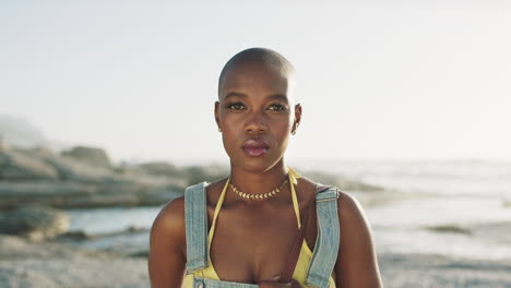 mujer negra, retrato y playa al aire libre en viaje