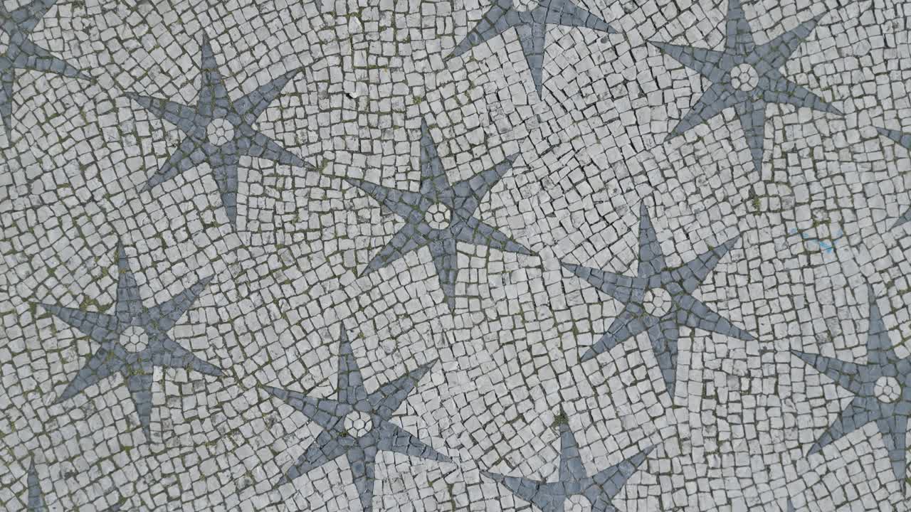vista aérea superior del piso de mosaico que muestra las estrellas históricas en la plaza de la capilla, lisboa, portugal