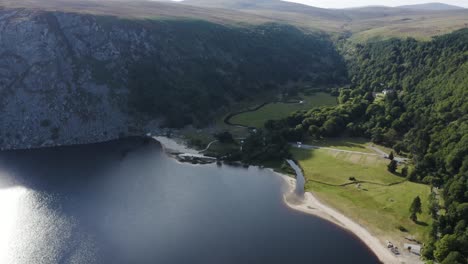 Schöne-Ruhige-Landschaft-Des-Lough-Tay-Sees,-Guinness-See-In-Den-Wicklow-Mountains,-Mit-Dem-Grünen-Wald-An-Einem-Sonnigen-Tag-3