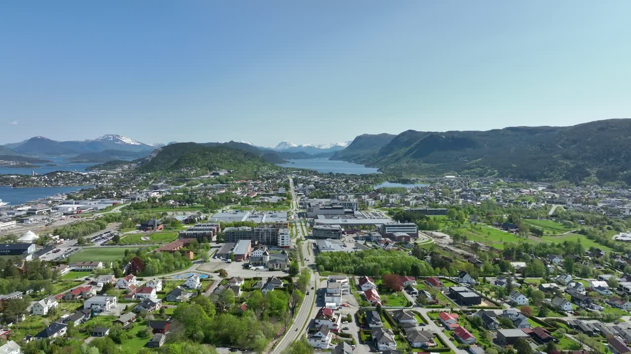 모아와 스펠카비크, 배경에는 브루스달 호수 - e39 도로 위에서 뒤로 움직이는 여름 공중 촬영