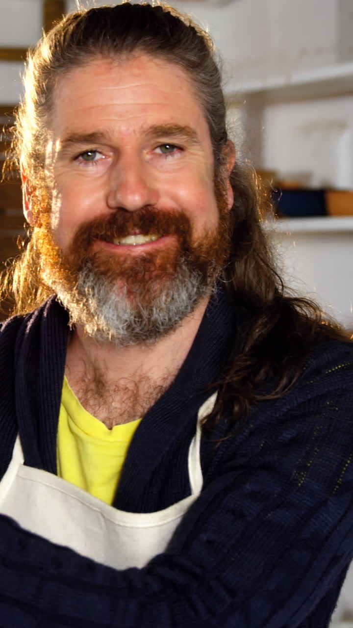 Felice vasaio uomo che tiene una ciotola