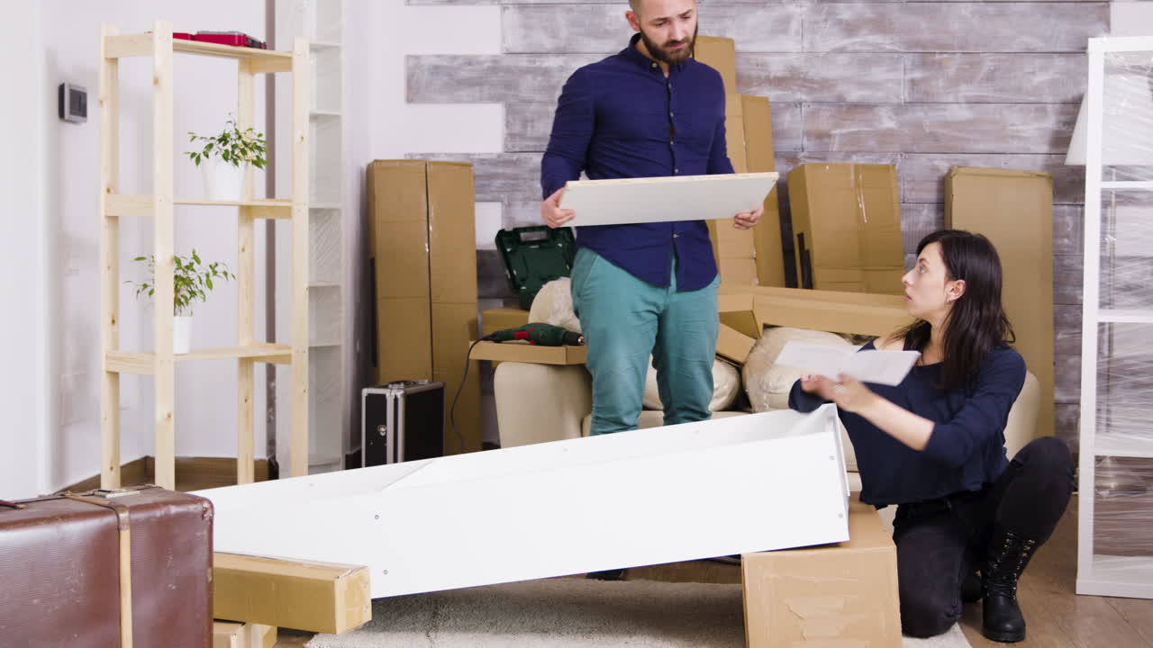 pareja montando muebles en el hogar