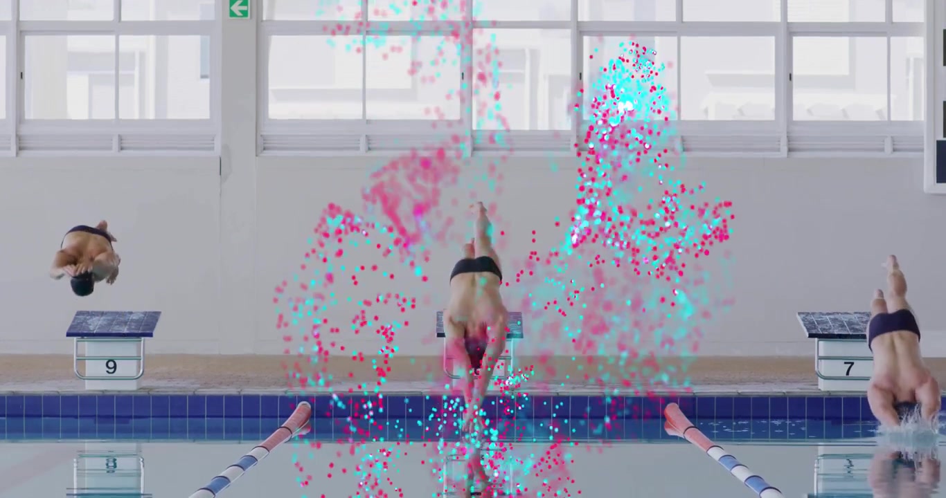 Tre nuotatori maschi al segnale di partenza che si spingono dai blocchi in una gara di nuoto, generando una nuvola di particelle.