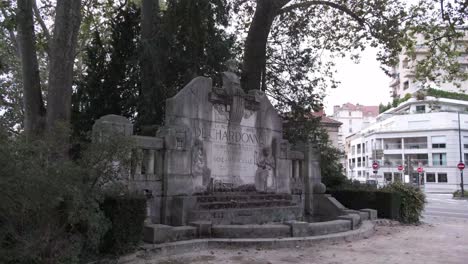 Monument-count-de-Chardonnet-in-Besancon-in-France-and-street