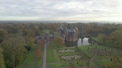 Hermosos-Jardines-En-El-Castillo-Real-Holandés-De-Haar-Con-Bosque-De-Cuento-De-Hadas