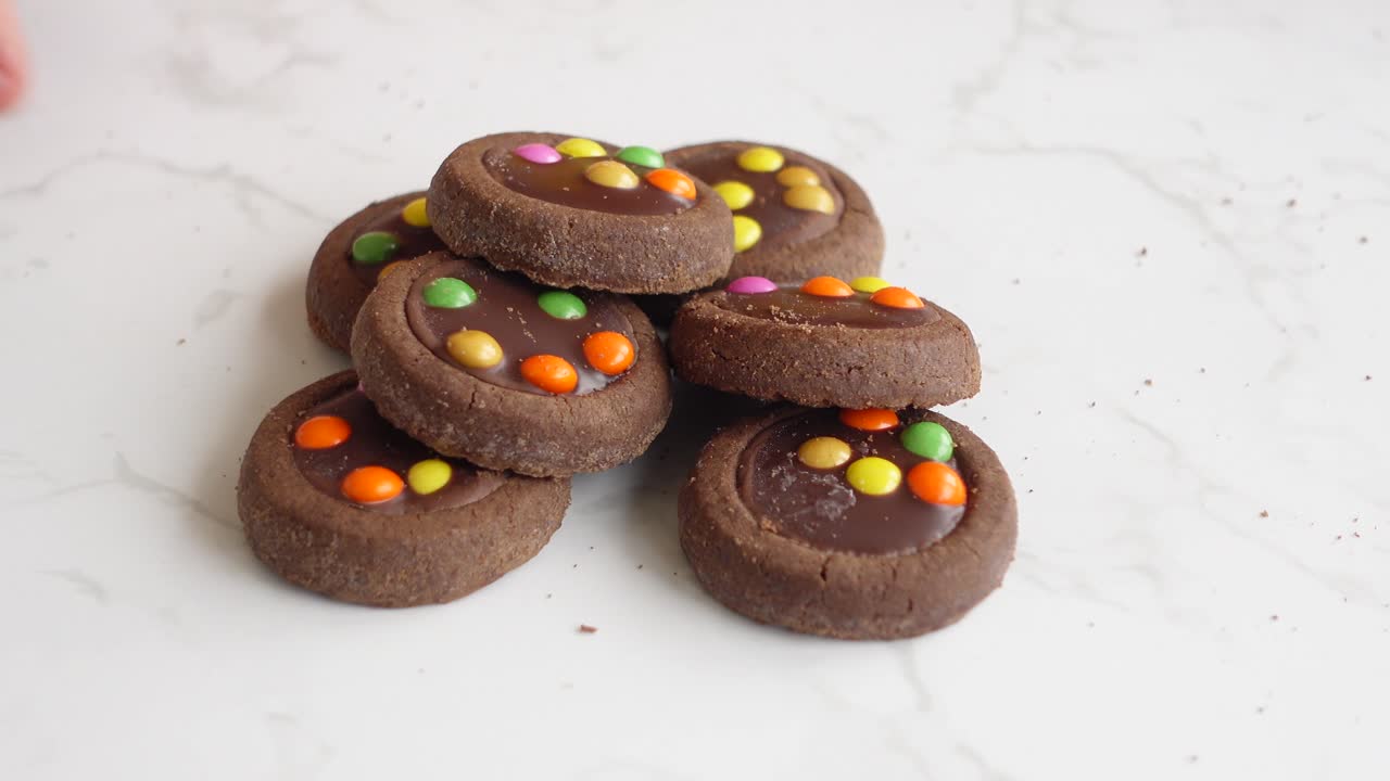 шоколадные печенье с красочными конфетами