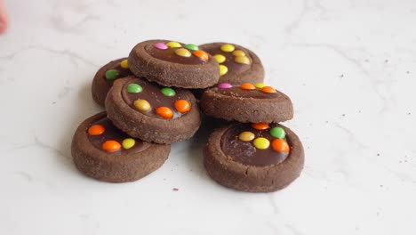 galletas de chocolate con dulces de colores