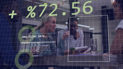 animación de diagramas y procesamiento de datos sobre diversos colegas que discuten el trabajo en la oficina