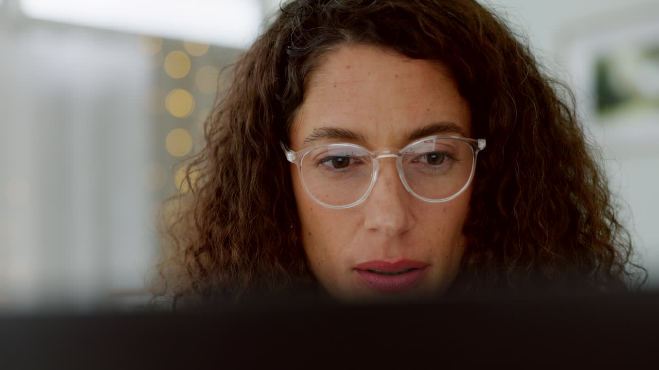 mujer de negocios, computadora portátil o análisis de datos de lectura