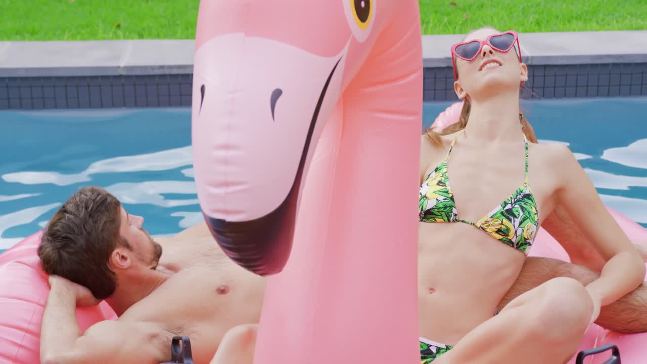 수영장 4k에서 부 ⁇ 히는 튜브에서 함께 잠을 자는 커플