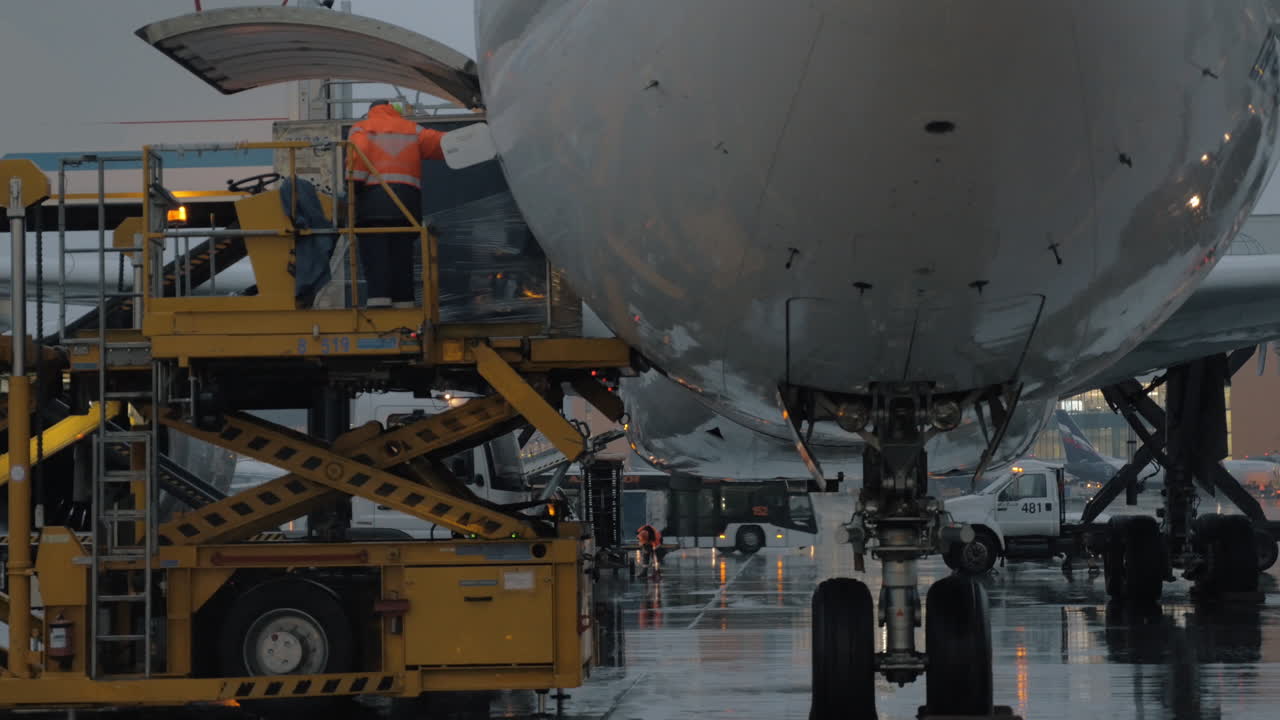 공항 안에서 바쁜 비가 오는 저녁