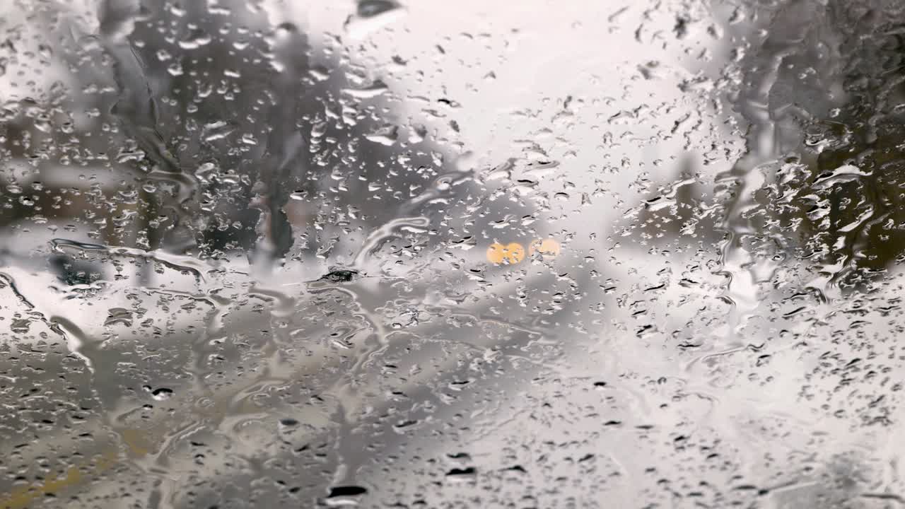 비가 오는 날 에 바람창 에 방울 이 떨어집니다.