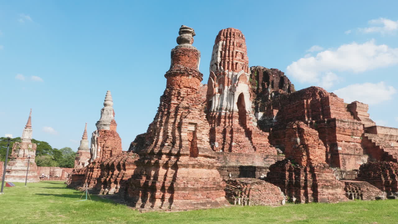 ruinas de antiguos templos en ayutthaya, tailandia
