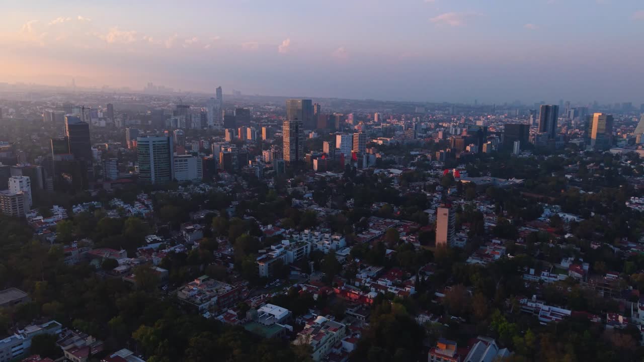 Meksiko City'nin güneyinde gün batımını yakalayan havadan drone çekimi